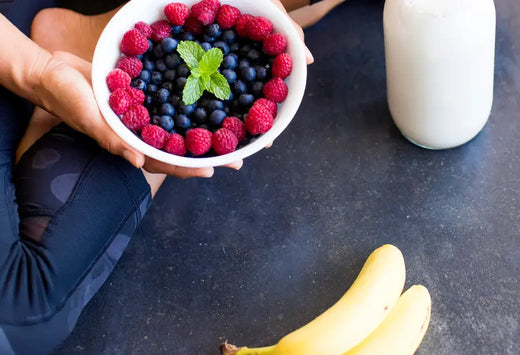 Hiilihydraatin lähteitä ja välipalavaihtoehtoja: proteiinikeksi, puuro marjoilla, smoothie ja banaani.